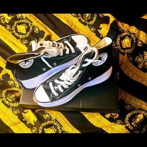 Converse Black/White/Gum size 7men 8.5 women great to wear on the weekends